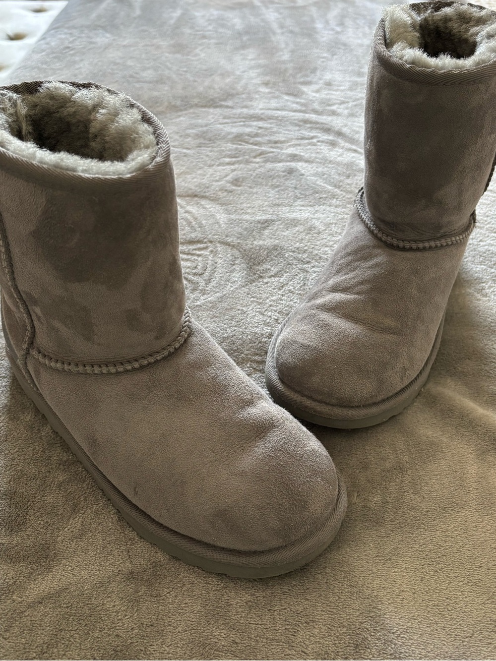 UGG Classic Short Suede Boots - Gray - Size 5